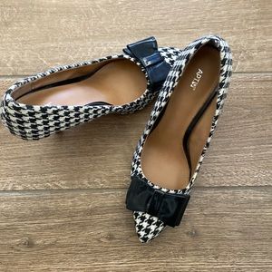 Houndstooth apt 9 heels. Size 6 barley ever worn I think literally 2 times.